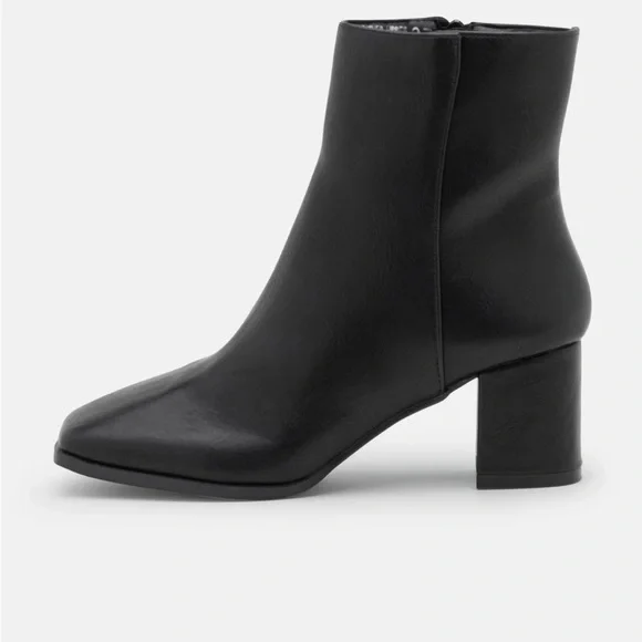 Rubi Shoes by Cotton On Wide Fit
WIDE FIT ASHLEA SQUARE TOE CLASSIC BOOT - - Picture 4 of 5